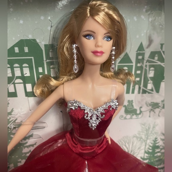 2015 Holiday Barbie - Picture 2 of 6